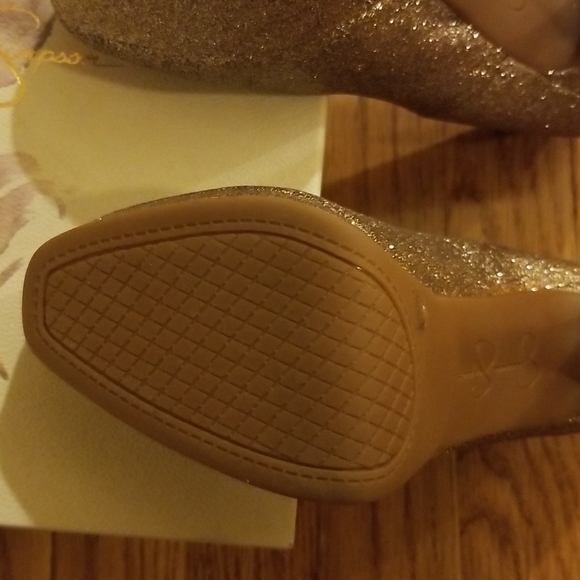 Jessica Simpson "Bette" platform high heel. Prom. 6.5M, Gold. Excellent condit… - Picture 8 of 10